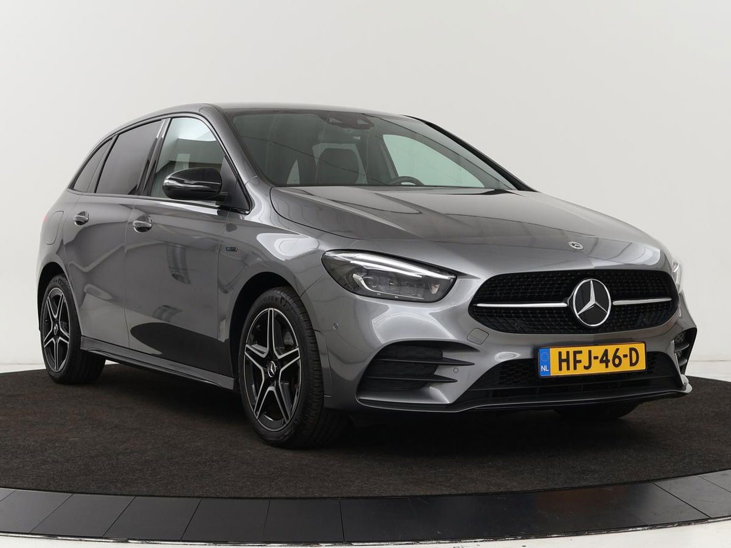 Mercedes-Benz B-Klasse 250e AMG Night | Stoelverwarming | Camera | Carplay | Sfeerverlichting | Leder/Alcantara | Full LED | Widescreen