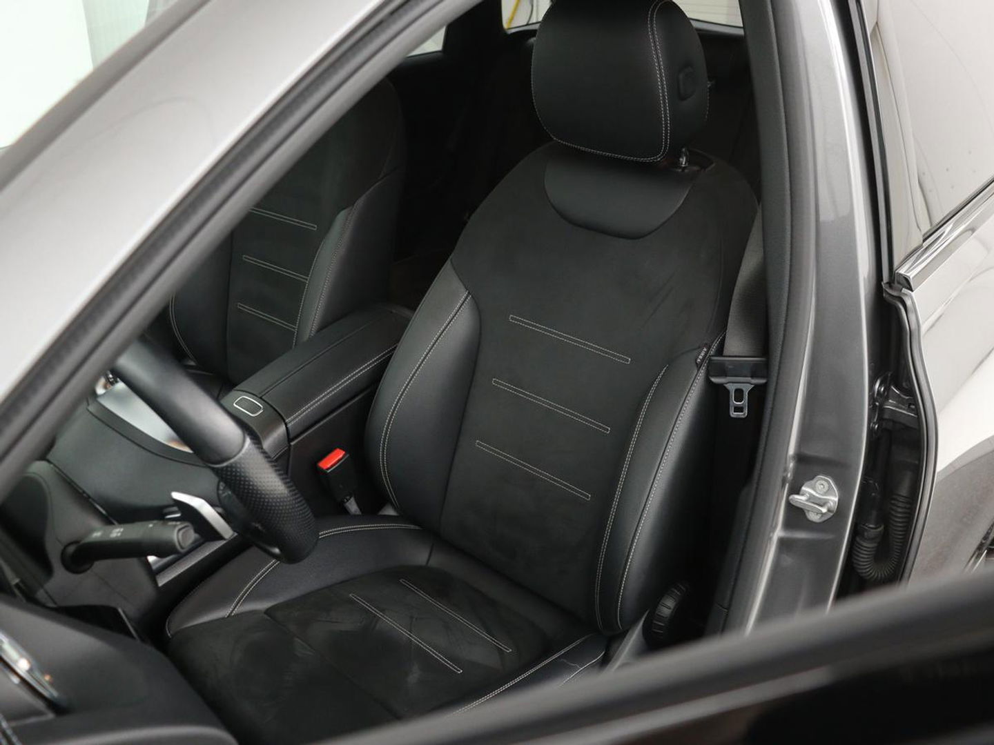 Mercedes-Benz B-Klasse 250e AMG Night | Stoelverwarming | Camera | Carplay | Sfeerverlichting | Leder/Alcantara | Full LED | Widescreen