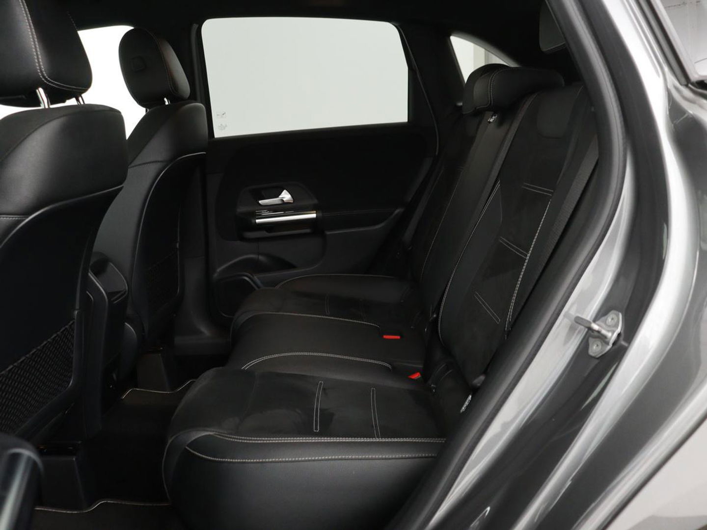 Mercedes-Benz B-Klasse 250e AMG Night | Stoelverwarming | Camera | Carplay | Sfeerverlichting | Leder/Alcantara | Full LED | Widescreen