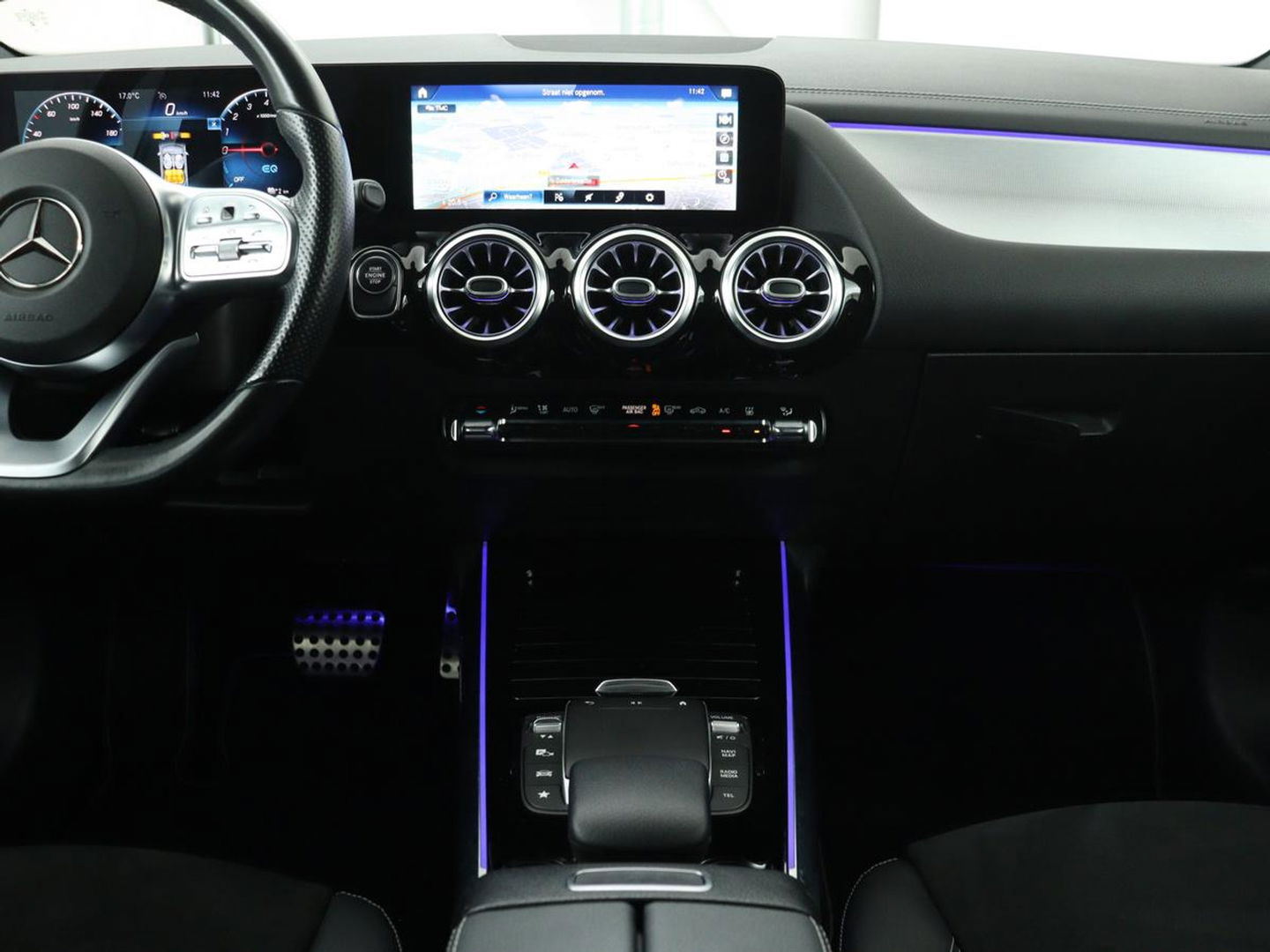 Mercedes-Benz B-Klasse 250e AMG Night | Stoelverwarming | Camera | Carplay | Sfeerverlichting | Leder/Alcantara | Full LED | Widescreen