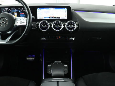 Mercedes-Benz B-Klasse 250e AMG Night | Stoelverwarming | Camera | Carplay | Sfeerverlichting | Leder/Alcantara | Full LED | Widescreen