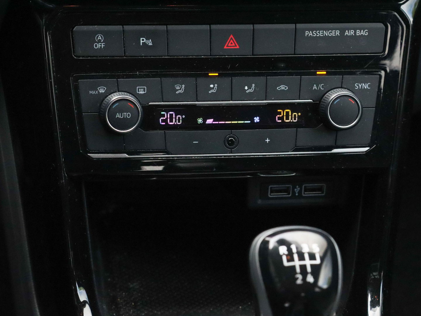 Volkswagen T-Cross 1.0 TSI Life | Design Pack | Navigatie | Climate Control | Camera