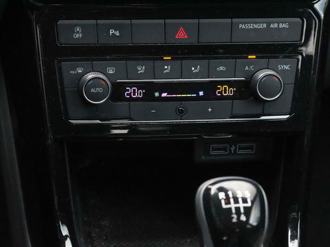 Volkswagen T-Cross 1.0 TSI Life | Design Pack | Navigatie | Climate Control | Camera