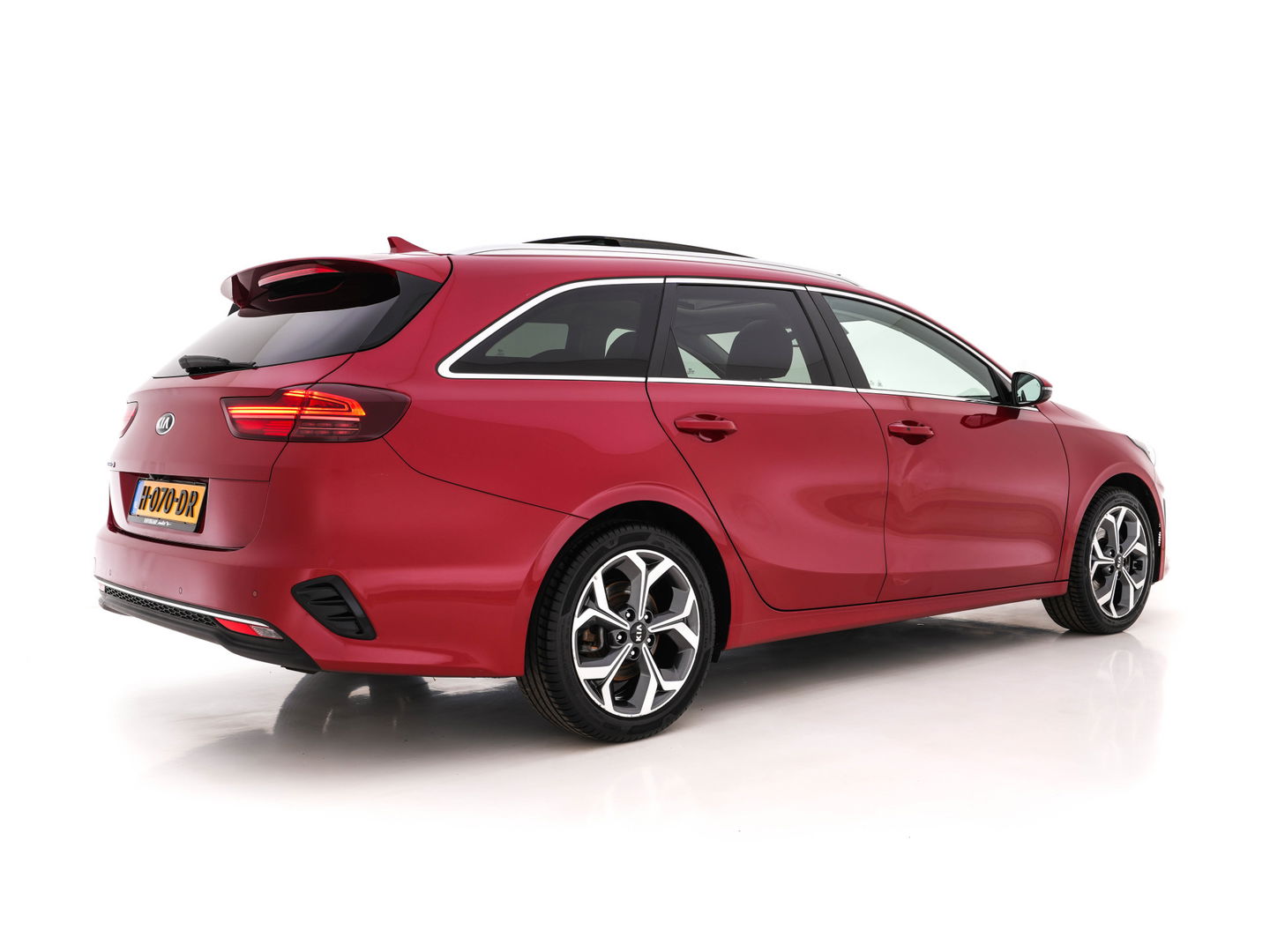Kia Ceed Sportswagon 1.4 T-GDi ExecutiveLine Aut. *PANO | FULL-LEATHER | ADAPT.CRUISE | FULL-LED | MEMORY-PACK | DIGI-COCKPIT | JBL-SOUND | BLINDSPOT | KEYLESS | COOLED/HEATED-COMFORT-SEATS | NAVI-FULLMAP | LANE-ASSIST | 17''ALU*