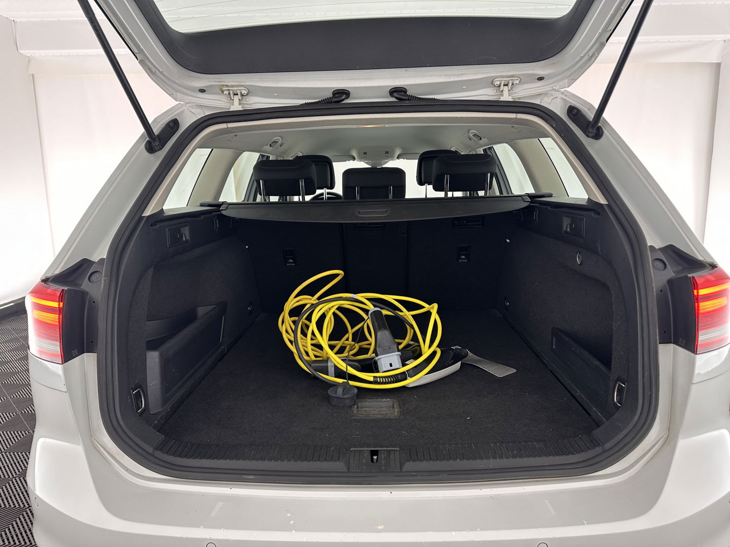 Volkswagen Passat Variant 1.4 TSI GTE Highline Aut. *FULL-LED | ADAPTIVE-CRUISE | ERGONOMIC-SPORTSEATS | KEYLESS | NAVI-FULLMAP | ECC | PARKPILOT | HEATED-SEATS | SHIFT-PADDLES | AMBIENT-LIGHT | TOWBAR | 17''ALU*