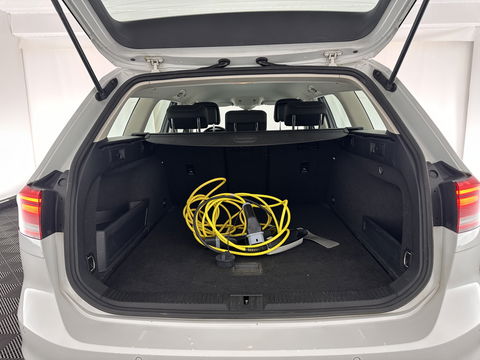Volkswagen Passat Variant 1.4 TSI GTE Highline Aut. *FULL-LED | ADAPTIVE-CRUISE | ERGONOMIC-SPORTSEATS | KEYLESS | NAVI-FULLMAP | ECC | PARKPILOT | HEATED-SEATS | SHIFT-PADDLES | AMBIENT-LIGHT | TOWBAR | 17''ALU*