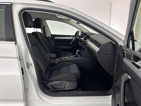 Volkswagen Passat Variant 1.4 TSI GTE Highline Aut. *FULL-LED | ADAPTIVE-CRUISE | ERGONOMIC-SPORTSEATS | KEYLESS | NAVI-FULLMAP | ECC | PARKPILOT | HEATED-SEATS | SHIFT-PADDLES | AMBIENT-LIGHT | TOWBAR | 17''ALU*