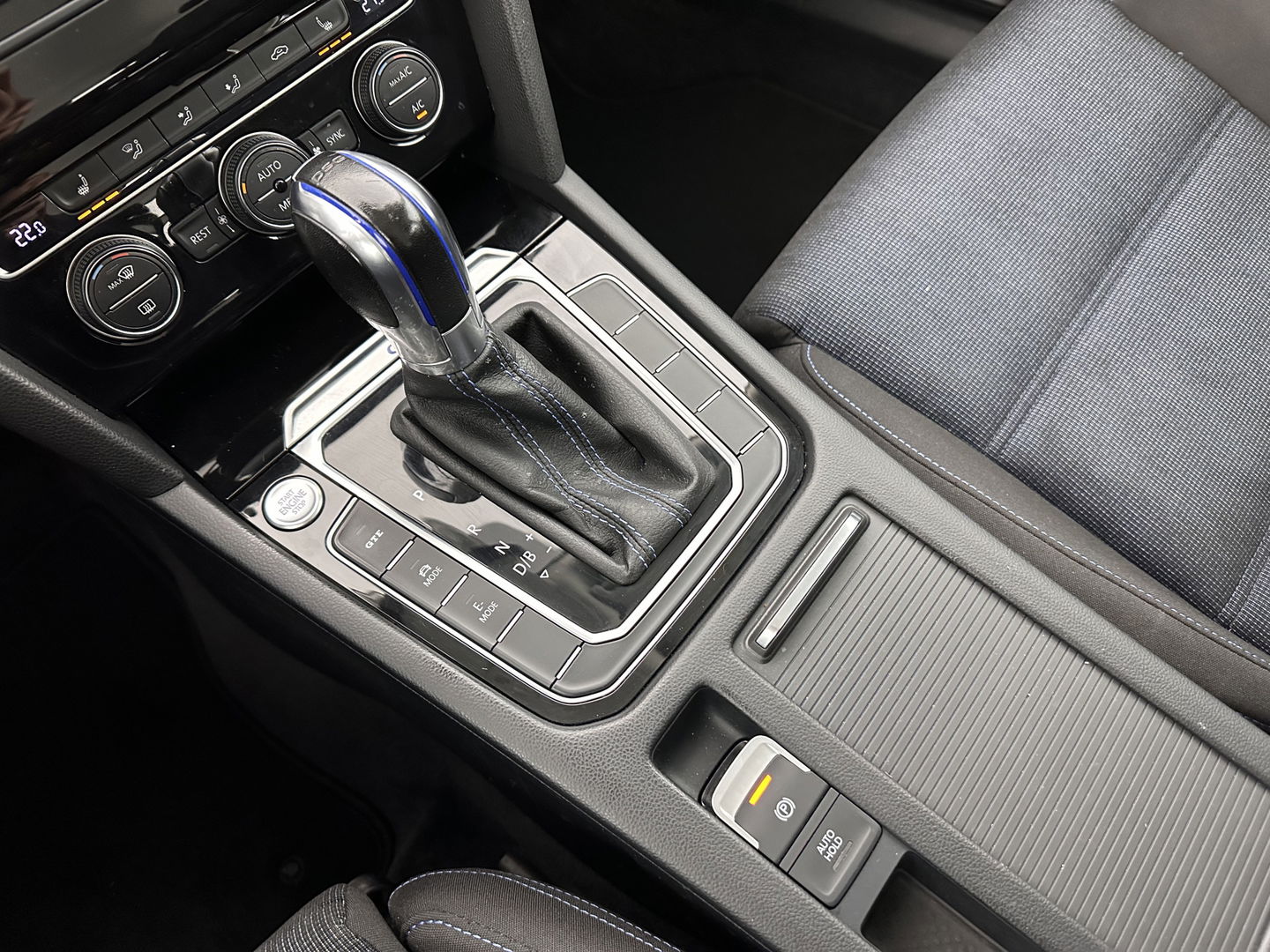 Volkswagen Passat Variant 1.4 TSI GTE Highline Aut. *FULL-LED | ADAPTIVE-CRUISE | ERGONOMIC-SPORTSEATS | KEYLESS | NAVI-FULLMAP | ECC | PARKPILOT | HEATED-SEATS | SHIFT-PADDLES | AMBIENT-LIGHT | TOWBAR | 17''ALU*