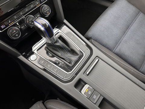 Volkswagen Passat Variant 1.4 TSI GTE Highline Aut. *FULL-LED | ADAPTIVE-CRUISE | ERGONOMIC-SPORTSEATS | KEYLESS | NAVI-FULLMAP | ECC | PARKPILOT | HEATED-SEATS | SHIFT-PADDLES | AMBIENT-LIGHT | TOWBAR | 17''ALU*