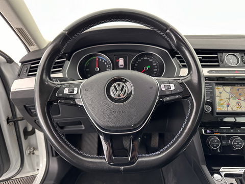 Volkswagen Passat Variant 1.4 TSI GTE Highline Aut. *FULL-LED | ADAPTIVE-CRUISE | ERGONOMIC-SPORTSEATS | KEYLESS | NAVI-FULLMAP | ECC | PARKPILOT | HEATED-SEATS | SHIFT-PADDLES | AMBIENT-LIGHT | TOWBAR | 17''ALU*