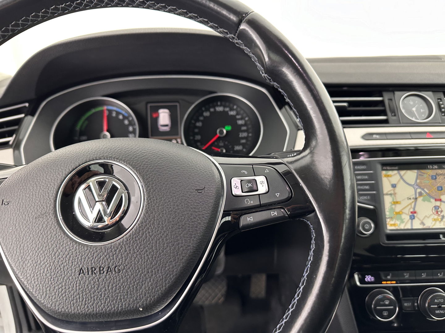 Volkswagen Passat Variant 1.4 TSI GTE Highline Aut. *FULL-LED | ADAPTIVE-CRUISE | ERGONOMIC-SPORTSEATS | KEYLESS | NAVI-FULLMAP | ECC | PARKPILOT | HEATED-SEATS | SHIFT-PADDLES | AMBIENT-LIGHT | TOWBAR | 17''ALU*