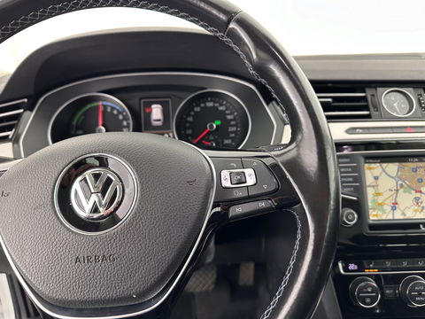 Volkswagen Passat Variant 1.4 TSI GTE Highline Aut. *FULL-LED | ADAPTIVE-CRUISE | ERGONOMIC-SPORTSEATS | KEYLESS | NAVI-FULLMAP | ECC | PARKPILOT | HEATED-SEATS | SHIFT-PADDLES | AMBIENT-LIGHT | TOWBAR | 17''ALU*