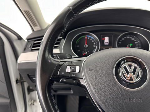 Volkswagen Passat Variant 1.4 TSI GTE Highline Aut. *FULL-LED | ADAPTIVE-CRUISE | ERGONOMIC-SPORTSEATS | KEYLESS | NAVI-FULLMAP | ECC | PARKPILOT | HEATED-SEATS | SHIFT-PADDLES | AMBIENT-LIGHT | TOWBAR | 17''ALU*