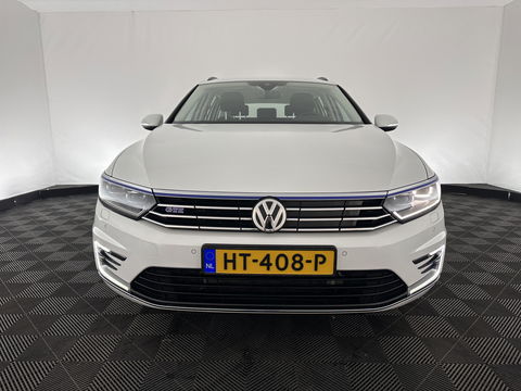 Volkswagen Passat Variant 1.4 TSI GTE Highline Aut. *FULL-LED | ADAPTIVE-CRUISE | ERGONOMIC-SPORTSEATS | KEYLESS | NAVI-FULLMAP | ECC | PARKPILOT | HEATED-SEATS | SHIFT-PADDLES | AMBIENT-LIGHT | TOWBAR | 17''ALU*