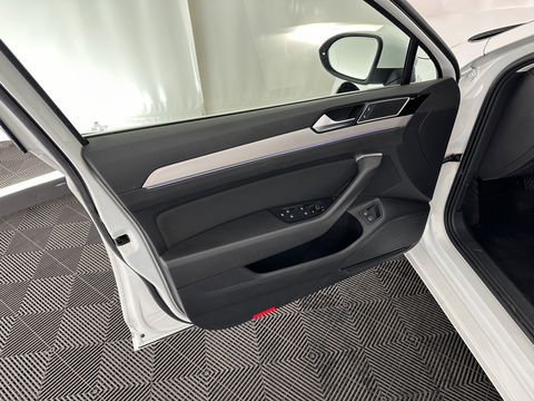 Volkswagen Passat Variant 1.4 TSI GTE Highline Aut. *FULL-LED | ADAPTIVE-CRUISE | ERGONOMIC-SPORTSEATS | KEYLESS | NAVI-FULLMAP | ECC | PARKPILOT | HEATED-SEATS | SHIFT-PADDLES | AMBIENT-LIGHT | TOWBAR | 17''ALU*