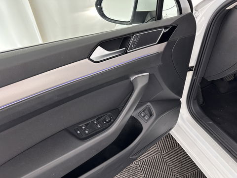 Volkswagen Passat Variant 1.4 TSI GTE Highline Aut. *FULL-LED | ADAPTIVE-CRUISE | ERGONOMIC-SPORTSEATS | KEYLESS | NAVI-FULLMAP | ECC | PARKPILOT | HEATED-SEATS | SHIFT-PADDLES | AMBIENT-LIGHT | TOWBAR | 17''ALU*