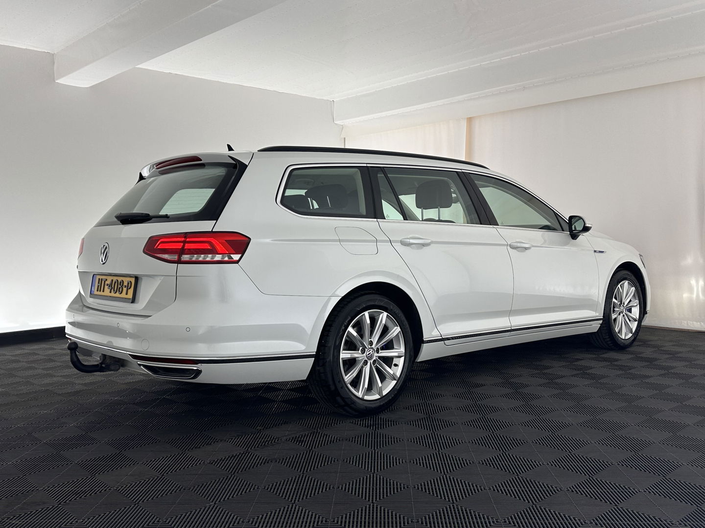 Volkswagen Passat Variant 1.4 TSI GTE Highline Aut. *FULL-LED | ADAPTIVE-CRUISE | ERGONOMIC-SPORTSEATS | KEYLESS | NAVI-FULLMAP | ECC | PARKPILOT | HEATED-SEATS | SHIFT-PADDLES | AMBIENT-LIGHT | TOWBAR | 17''ALU*
