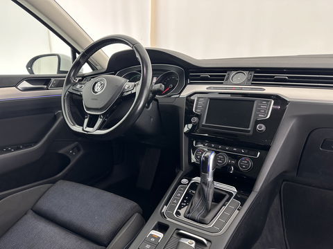 Volkswagen Passat Variant 1.4 TSI GTE Highline Aut. *FULL-LED | ADAPTIVE-CRUISE | ERGONOMIC-SPORTSEATS | KEYLESS | NAVI-FULLMAP | ECC | PARKPILOT | HEATED-SEATS | SHIFT-PADDLES | AMBIENT-LIGHT | TOWBAR | 17''ALU*