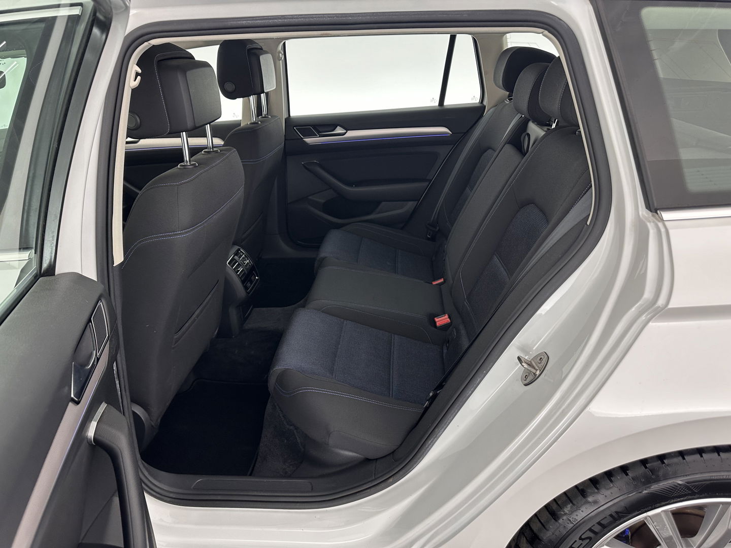 Volkswagen Passat Variant 1.4 TSI GTE Highline Aut. *FULL-LED | ADAPTIVE-CRUISE | ERGONOMIC-SPORTSEATS | KEYLESS | NAVI-FULLMAP | ECC | PARKPILOT | HEATED-SEATS | SHIFT-PADDLES | AMBIENT-LIGHT | TOWBAR | 17''ALU*