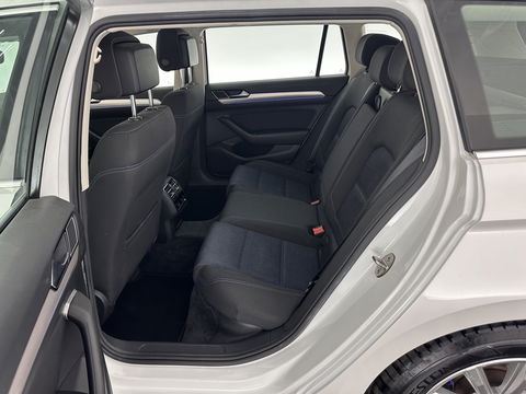 Volkswagen Passat Variant 1.4 TSI GTE Highline Aut. *FULL-LED | ADAPTIVE-CRUISE | ERGONOMIC-SPORTSEATS | KEYLESS | NAVI-FULLMAP | ECC | PARKPILOT | HEATED-SEATS | SHIFT-PADDLES | AMBIENT-LIGHT | TOWBAR | 17''ALU*
