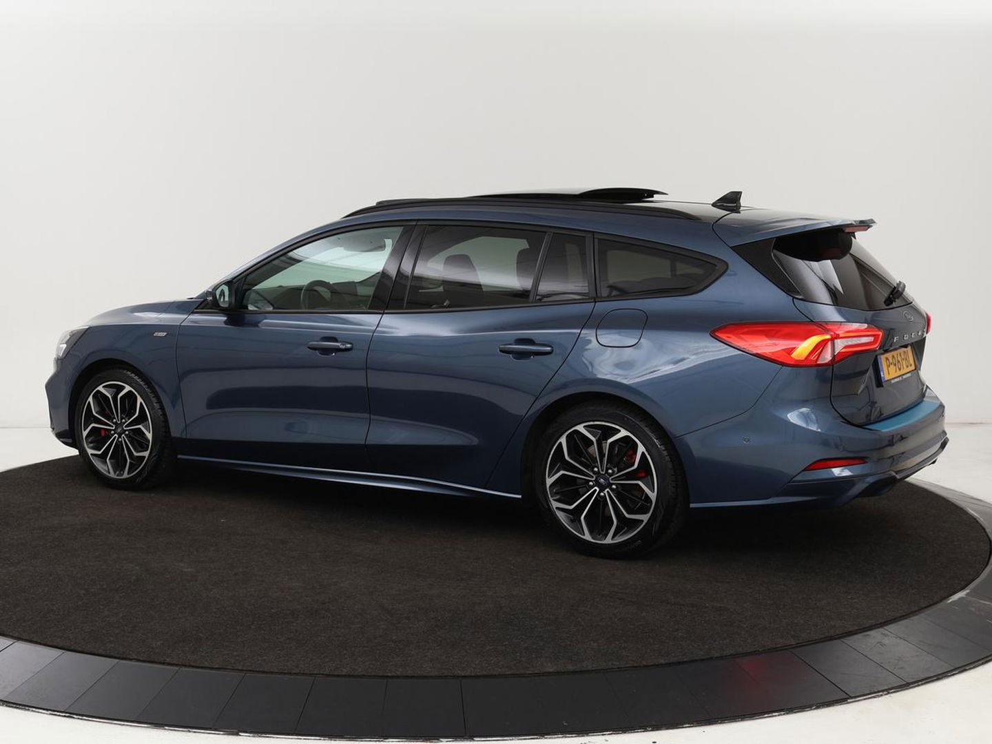 Ford Focus 1.0 EcoBoost ST Line X | Panoramadak | Stoel & stuurverwarming | Adaptive cruise | Camera | Carplay | Full LED | Trekhaak | Climate control | Navigatie