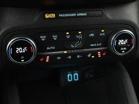 Ford Focus 1.0 EcoBoost ST Line X | Panoramadak | Stoel & stuurverwarming | Adaptive cruise | Camera | Carplay | Full LED | Trekhaak | Climate control | Navigatie
