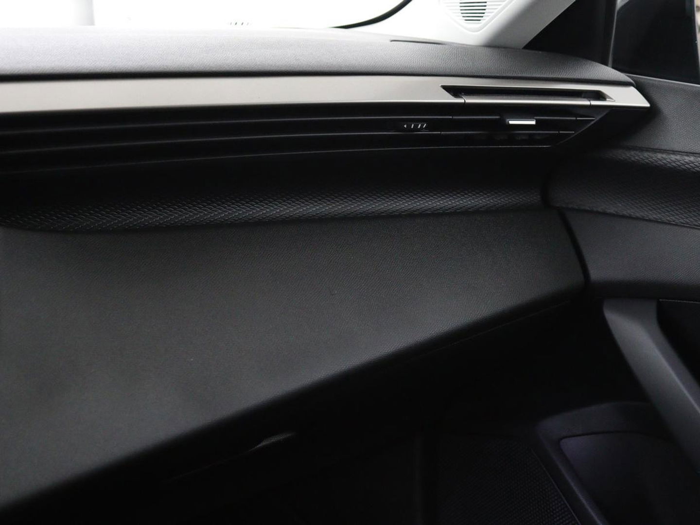 Peugeot 308 1.6 PHEV Active Pack Business | Stoelverwarming | Trekhaak | Carplay | Half leder | Sportstoelen | Navigatie | Full LED