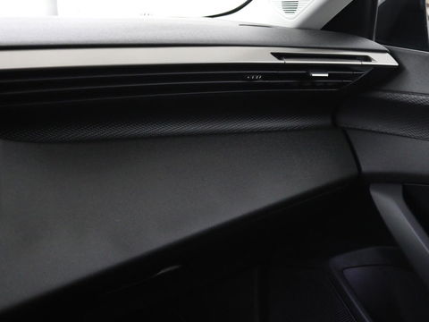 Peugeot 308 1.6 PHEV Active Pack Business | Stoelverwarming | Trekhaak | Carplay | Half leder | Sportstoelen | Navigatie | Full LED