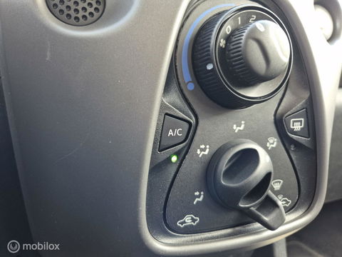Peugeot 108 1.0 e-VTi Automaat, Carplay, LED, Airco, NAP!