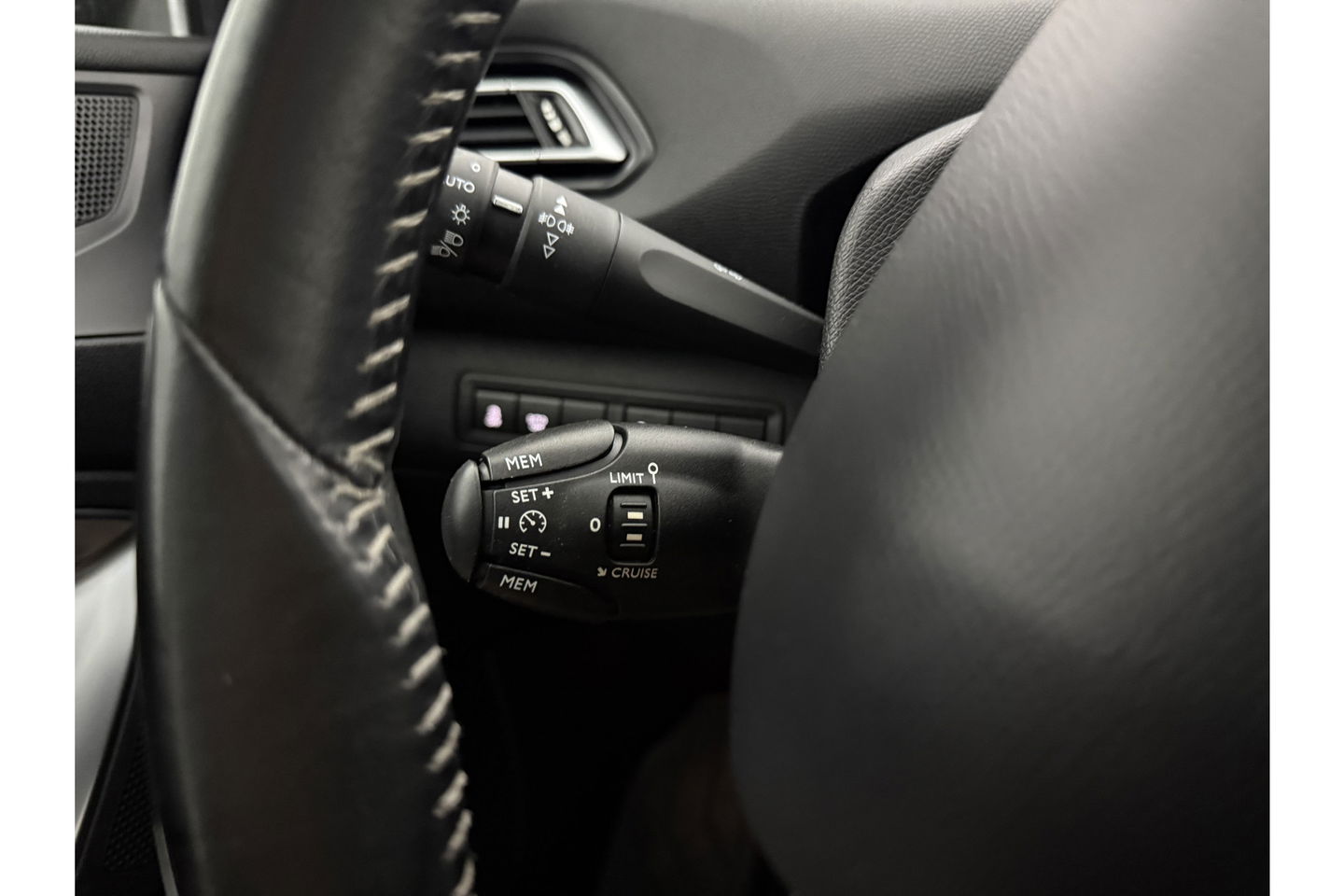 Peugeot 308 1.6 BlueHDi | APK tot 04-2026 | LED Camera Clima Cruise Trekhaak Navi PDC 17"LMV