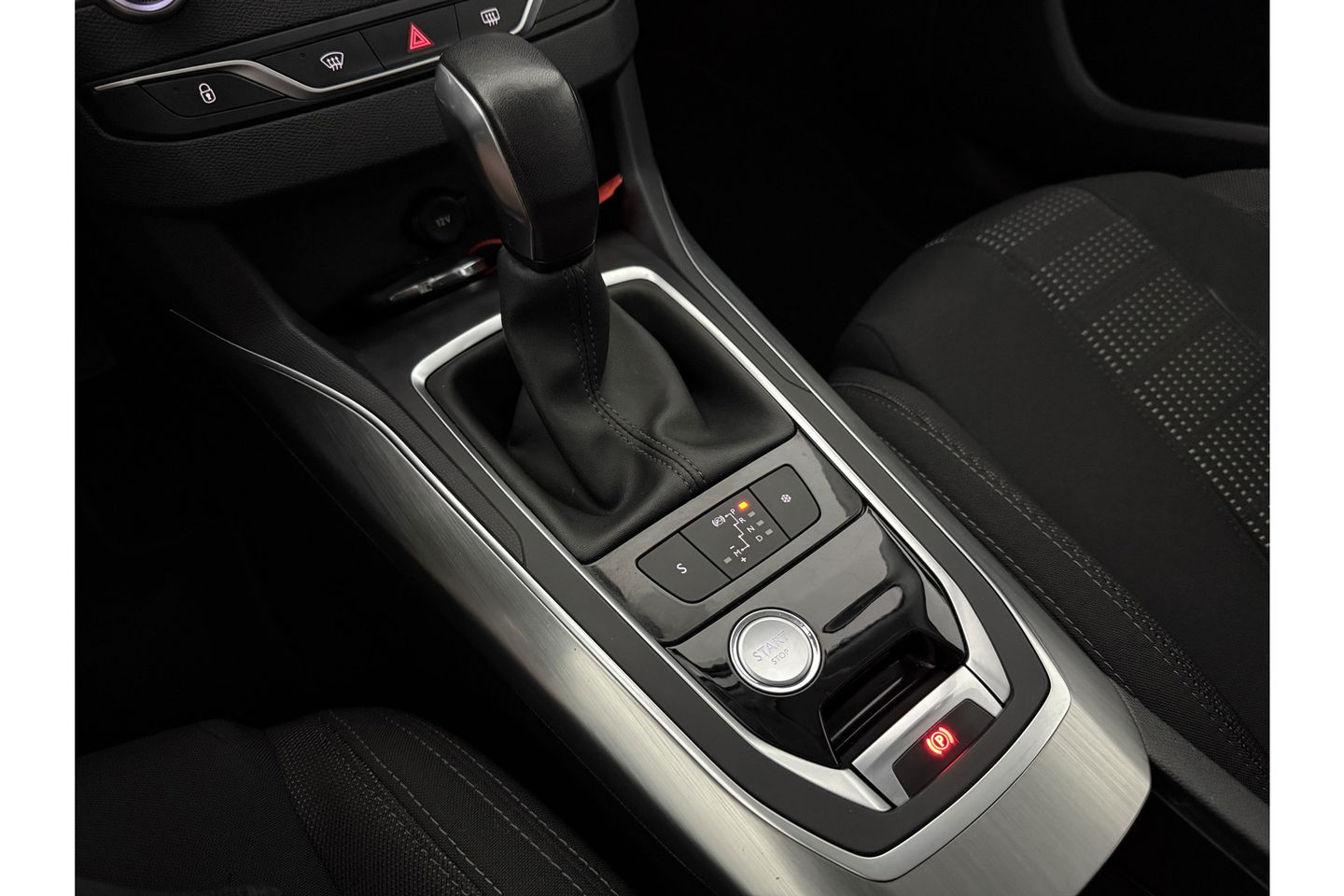 Peugeot 308 1.6 BlueHDi | APK tot 04-2026 | LED Camera Clima Cruise Trekhaak Navi PDC 17"LMV