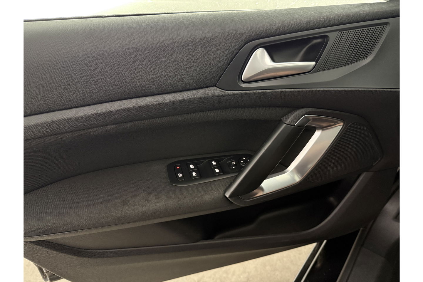 Peugeot 308 1.6 BlueHDi | APK tot 04-2026 | LED Camera Clima Cruise Trekhaak Navi PDC 17"LMV