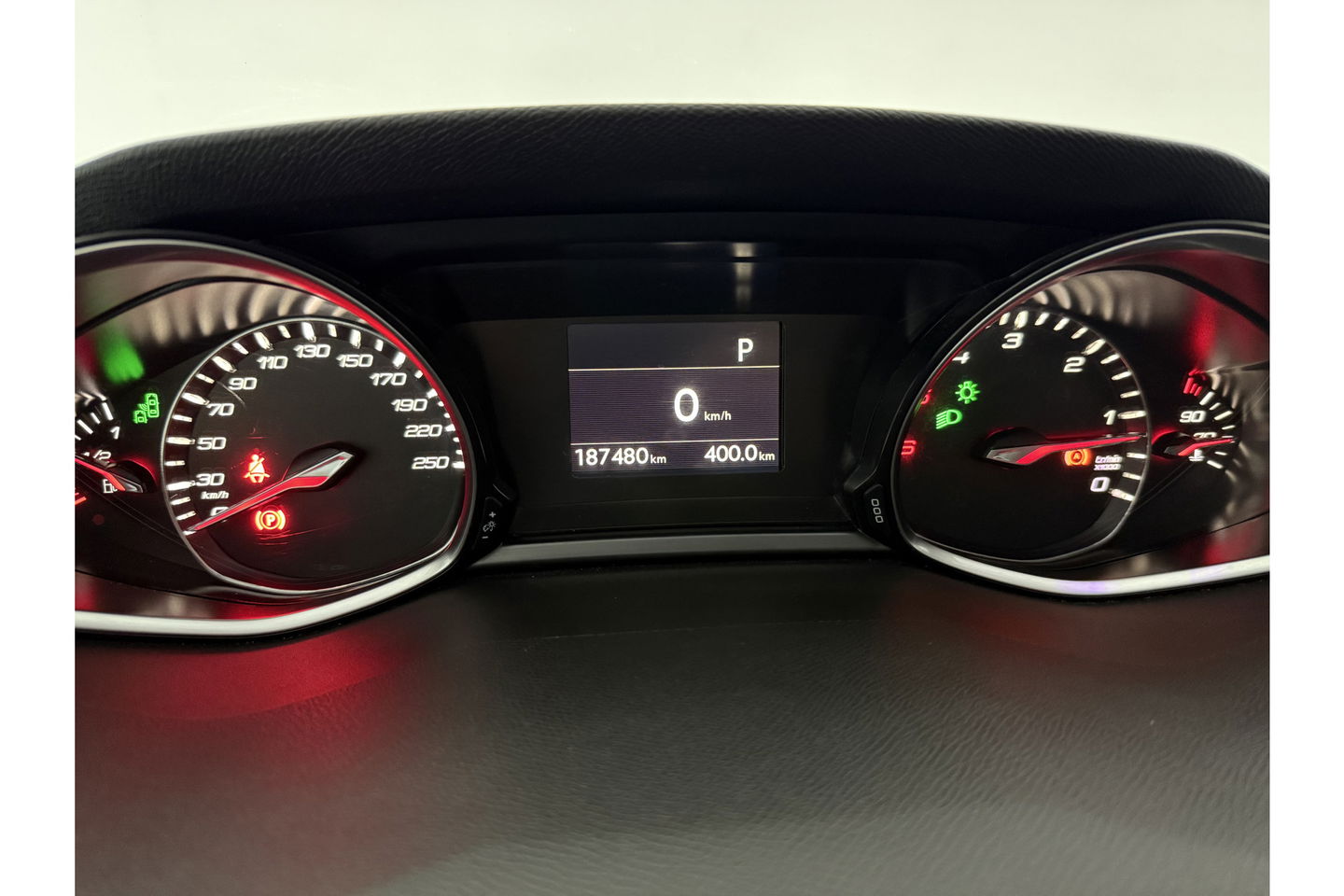 Peugeot 308 1.6 BlueHDi | APK tot 04-2026 | LED Camera Clima Cruise Trekhaak Navi PDC 17"LMV