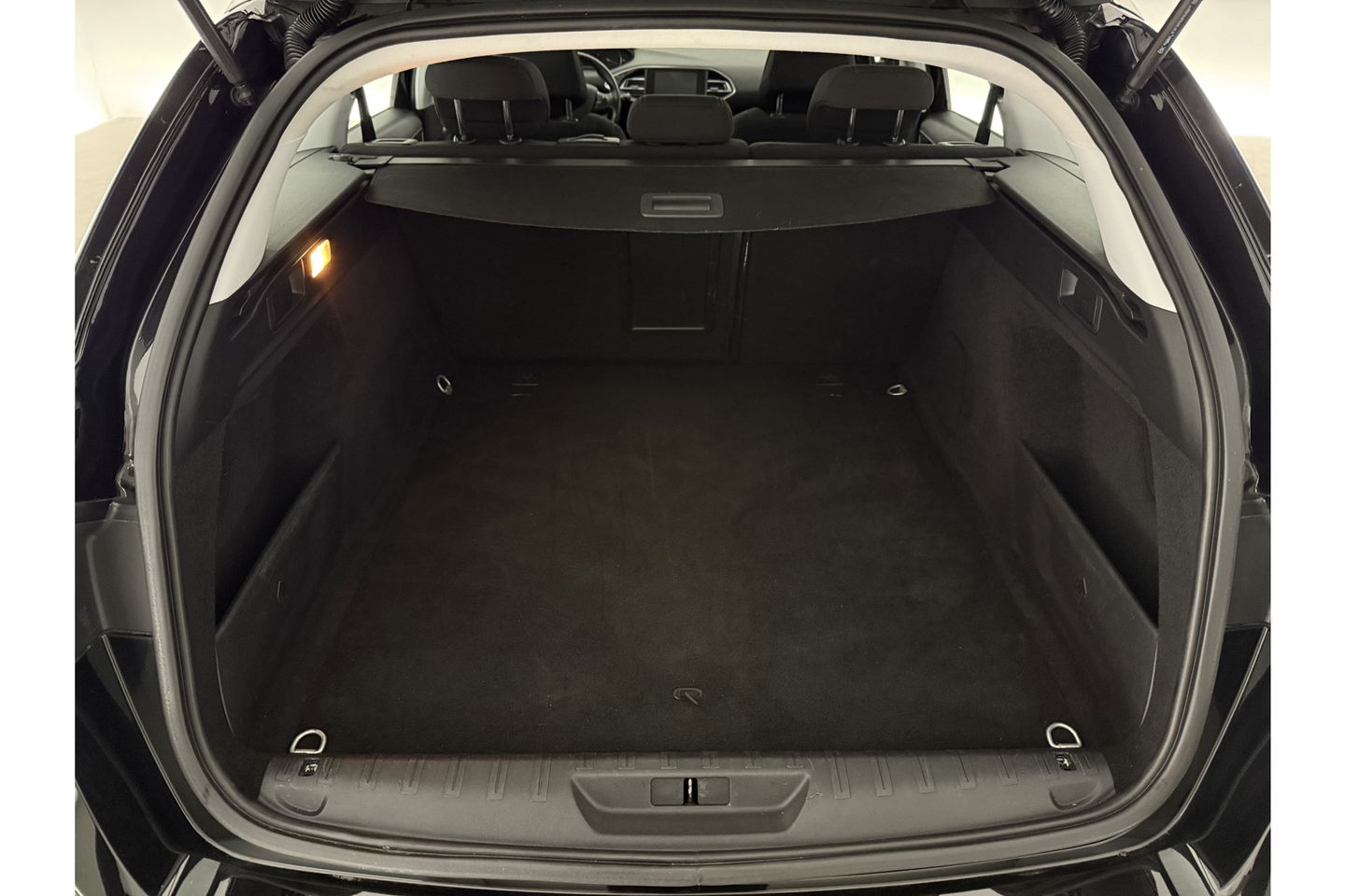 Peugeot 308 1.6 BlueHDi | APK tot 04-2026 | LED Camera Clima Cruise Trekhaak Navi PDC 17"LMV