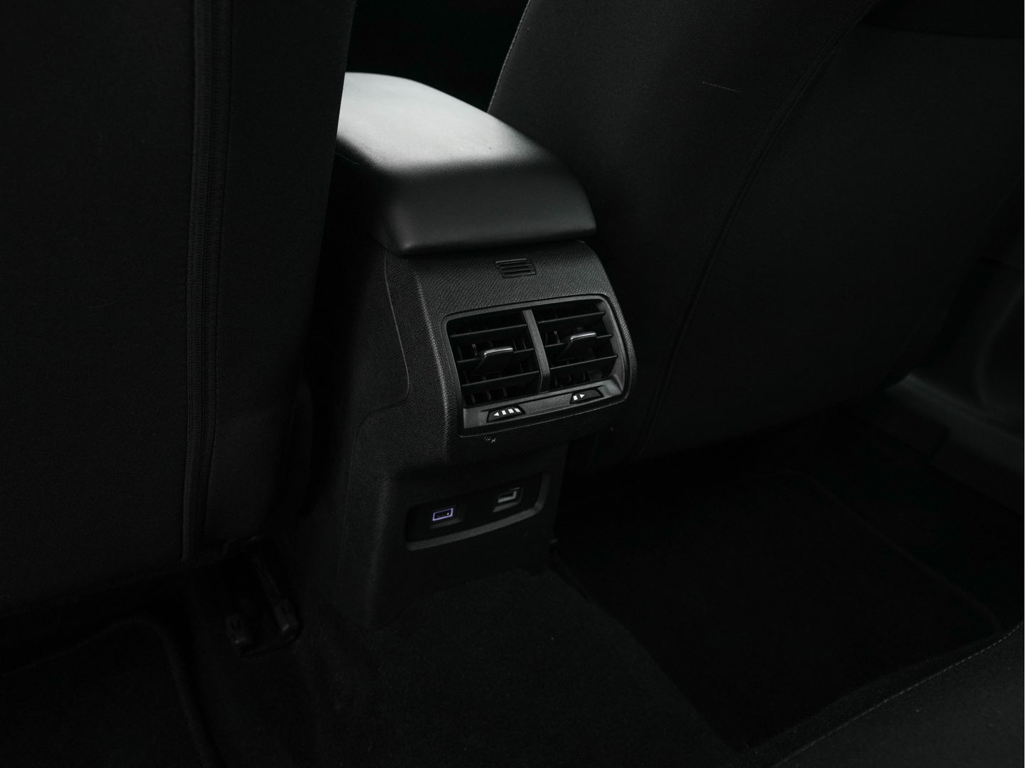 Citroën Ë-C4 Feel 50 kWh [ 3-Fase ] (INCL-BTW) *FULL-LED | DIGI-COCKPIT | CARPLAY | MICROFIBRE-COMFORT-SEATS | ECC | LANE-ASSIST | PDC | CRUISE | 18''ALU*