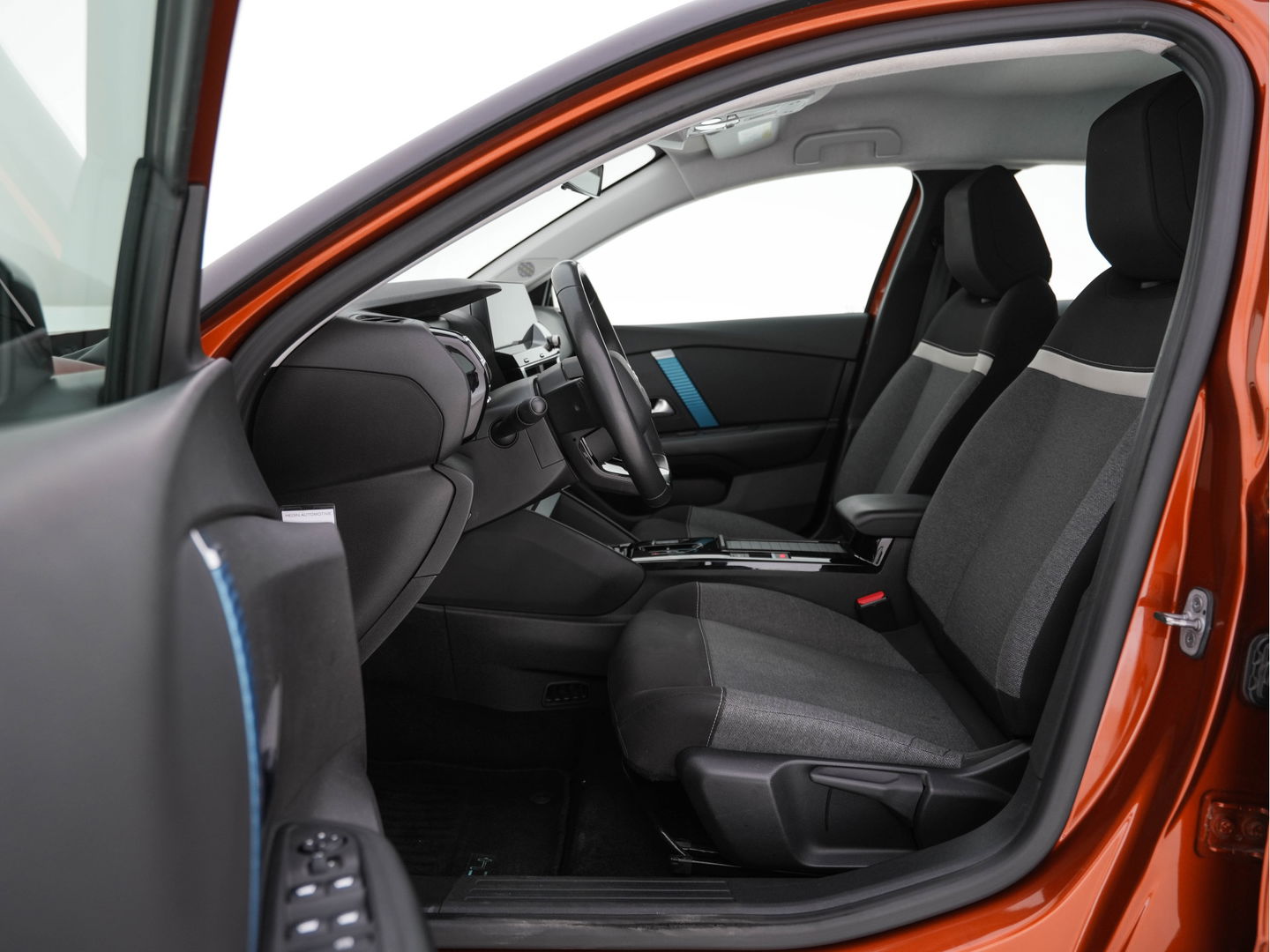 Citroën Ë-C4 Feel 50 kWh [ 3-Fase ] (INCL-BTW) *FULL-LED | DIGI-COCKPIT | CARPLAY | MICROFIBRE-COMFORT-SEATS | ECC | LANE-ASSIST | PDC | CRUISE | 18''ALU*