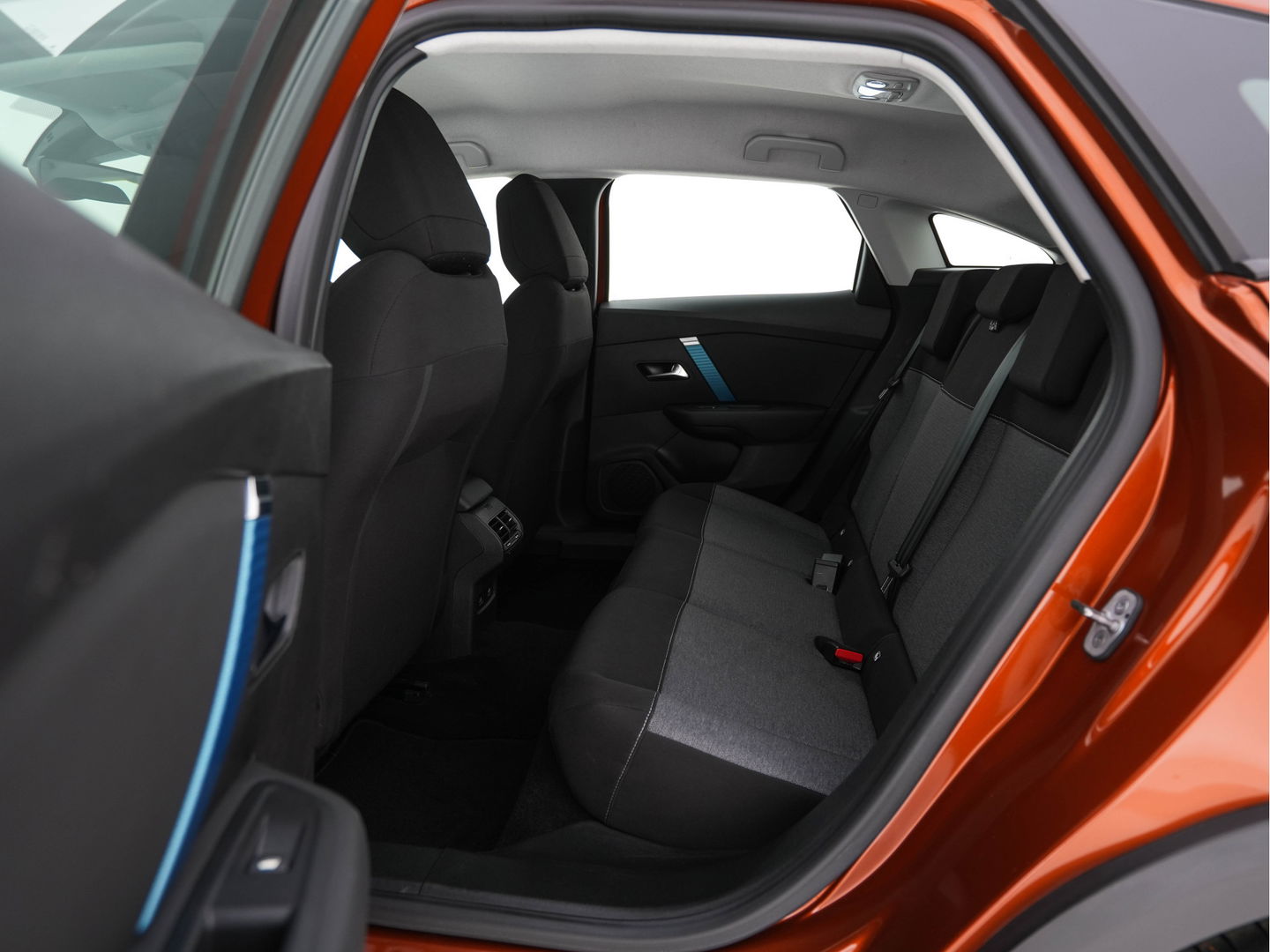 Citroën Ë-C4 Feel 50 kWh [ 3-Fase ] (INCL-BTW) *FULL-LED | DIGI-COCKPIT | CARPLAY | MICROFIBRE-COMFORT-SEATS | ECC | LANE-ASSIST | PDC | CRUISE | 18''ALU*