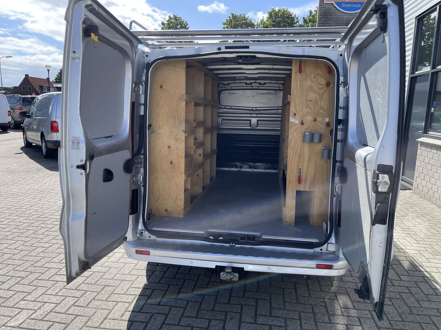 Renault Trafic 2.0 dCi 120pk T29 L2H1 Work Edition / euro 6 / bpm vrij / vaste prijs rijklaar € 20.950 ex / lease vanaf € 342 / airco / cruise / navigatie / trekhaak / imperial / ingerichte laadruimte