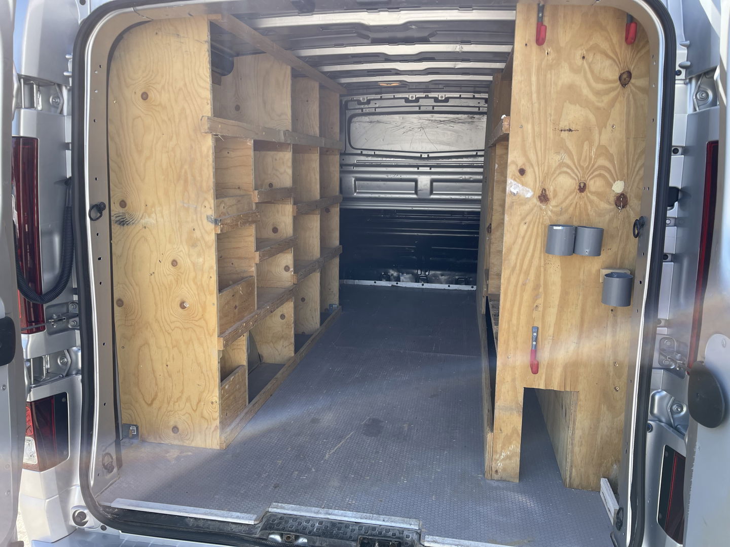 Renault Trafic 2.0 dCi 120pk T29 L2H1 Work Edition / euro 6 / bpm vrij / vaste prijs rijklaar € 20.950 ex / lease vanaf € 342 / airco / cruise / navigatie / trekhaak / imperial / ingerichte laadruimte