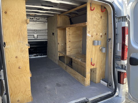 Renault Trafic 2.0 dCi 120pk T29 L2H1 Work Edition / euro 6 / bpm vrij / vaste prijs rijklaar € 20.950 ex / lease vanaf € 342 / airco / cruise / navigatie / trekhaak / imperial / ingerichte laadruimte