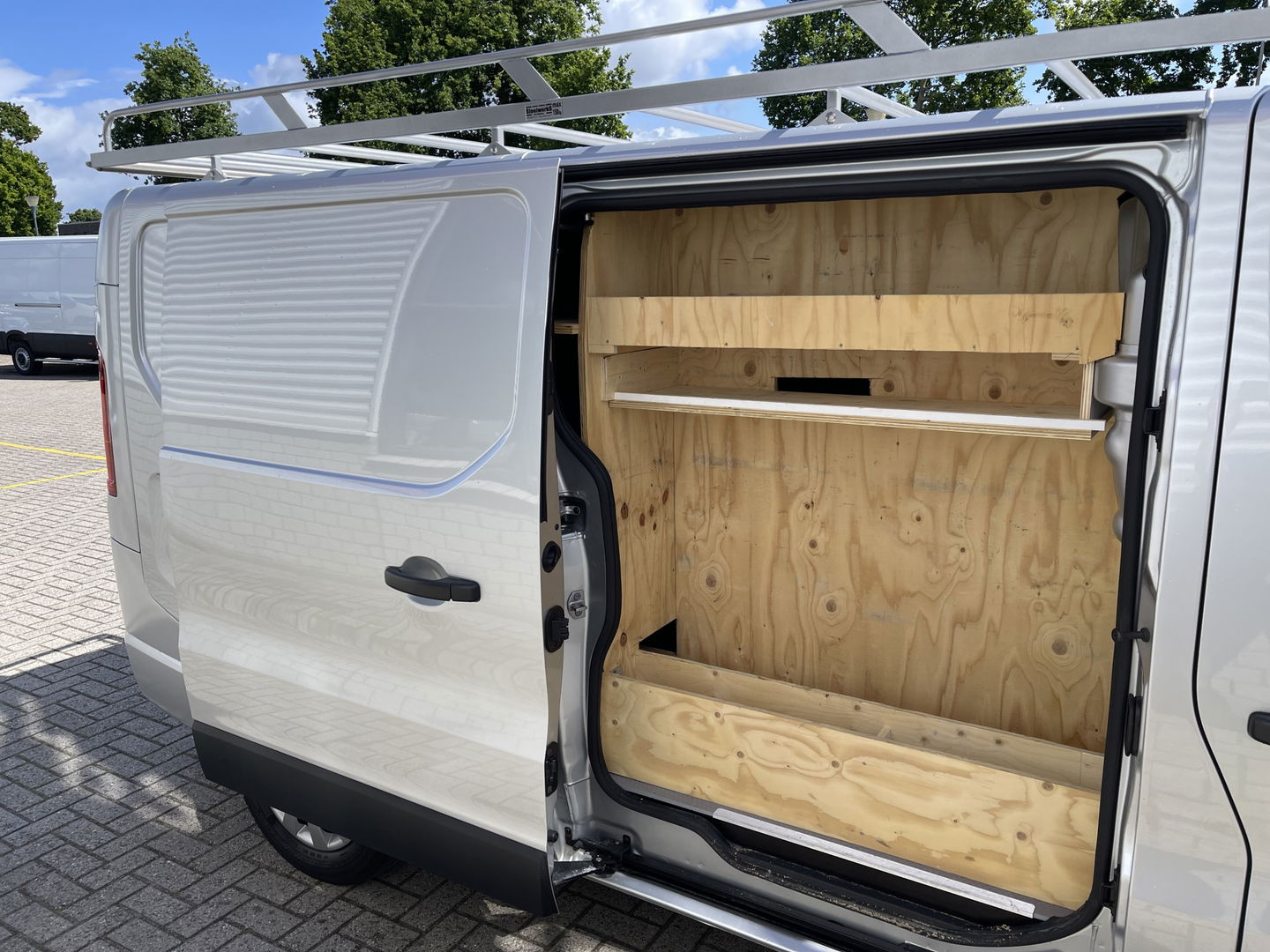 Renault Trafic 2.0 dCi 120pk T29 L2H1 Work Edition / euro 6 / bpm vrij / vaste prijs rijklaar € 20.950 ex / lease vanaf € 342 / airco / cruise / navigatie / trekhaak / imperial / ingerichte laadruimte