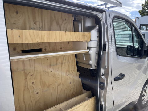 Renault Trafic 2.0 dCi 120pk T29 L2H1 Work Edition / euro 6 / bpm vrij / vaste prijs rijklaar € 20.950 ex / lease vanaf € 342 / airco / cruise / navigatie / trekhaak / imperial / ingerichte laadruimte