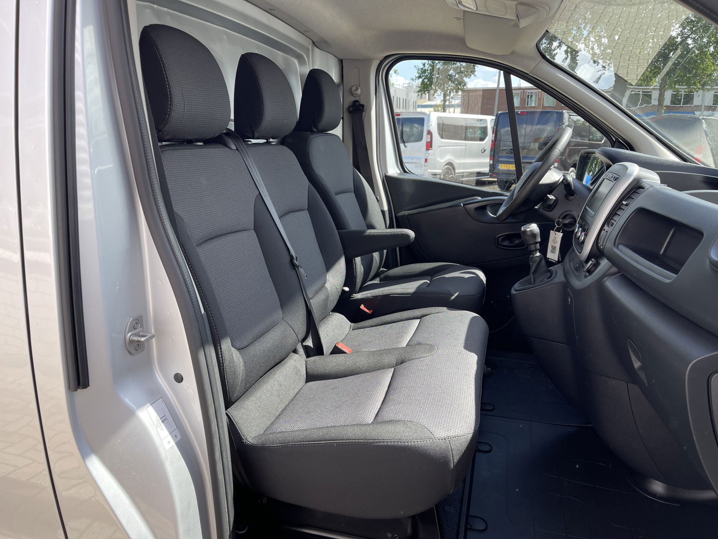 Renault Trafic 2.0 dCi 120pk T29 L2H1 Work Edition / euro 6 / bpm vrij / vaste prijs rijklaar € 20.950 ex / lease vanaf € 342 / airco / cruise / navigatie / trekhaak / imperial / ingerichte laadruimte