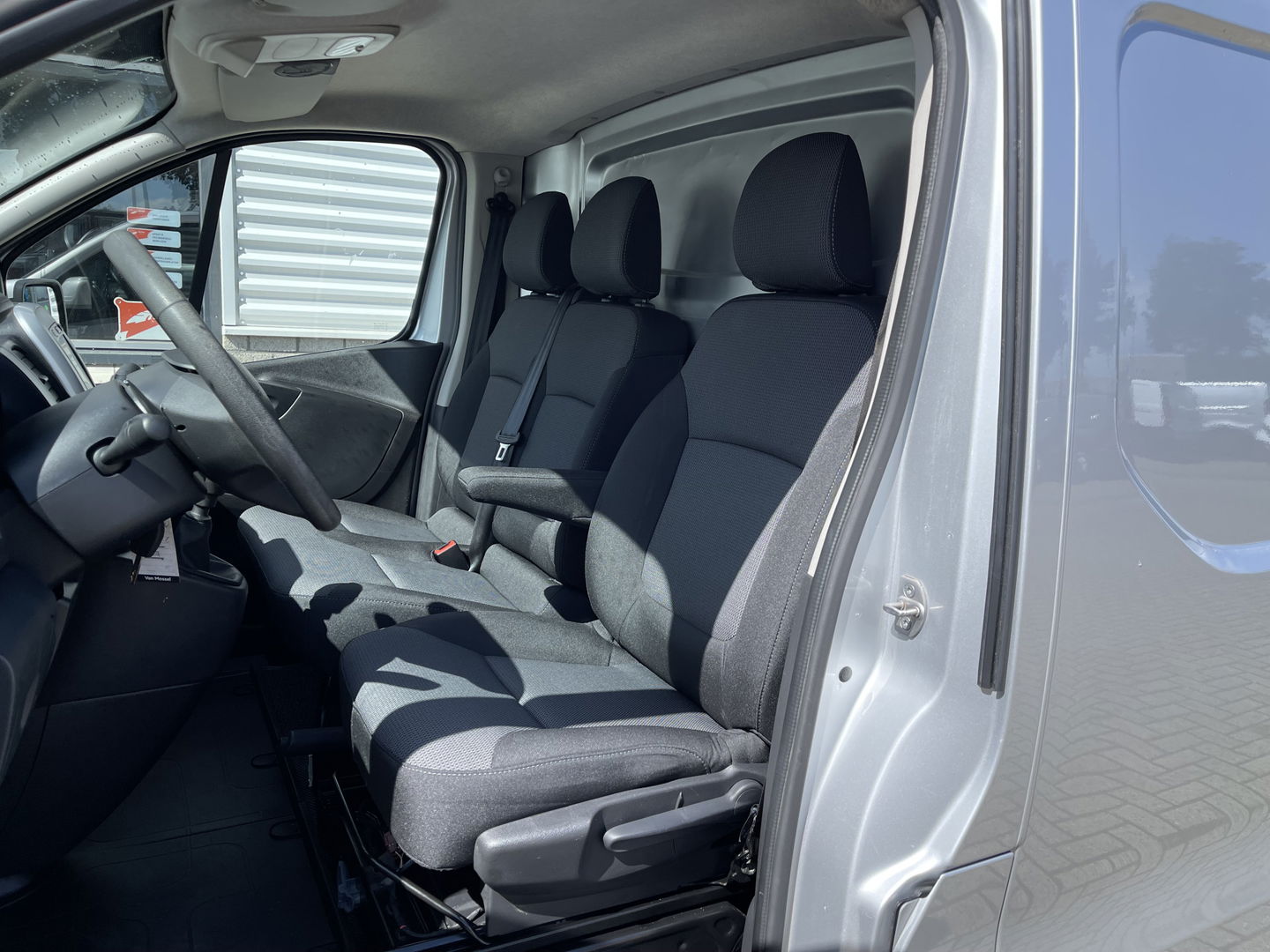 Renault Trafic 2.0 dCi 120pk T29 L2H1 Work Edition / euro 6 / bpm vrij / vaste prijs rijklaar € 20.950 ex / lease vanaf € 342 / airco / cruise / navigatie / trekhaak / imperial / ingerichte laadruimte