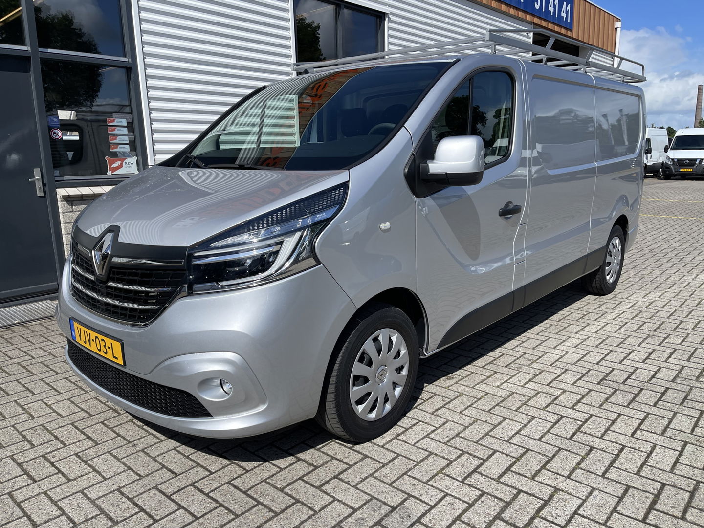 Renault Trafic 2.0 dCi 120pk T29 L2H1 Work Edition / euro 6 / bpm vrij / vaste prijs rijklaar € 20.950 ex / lease vanaf € 342 / airco / cruise / navigatie / trekhaak / imperial / ingerichte laadruimte