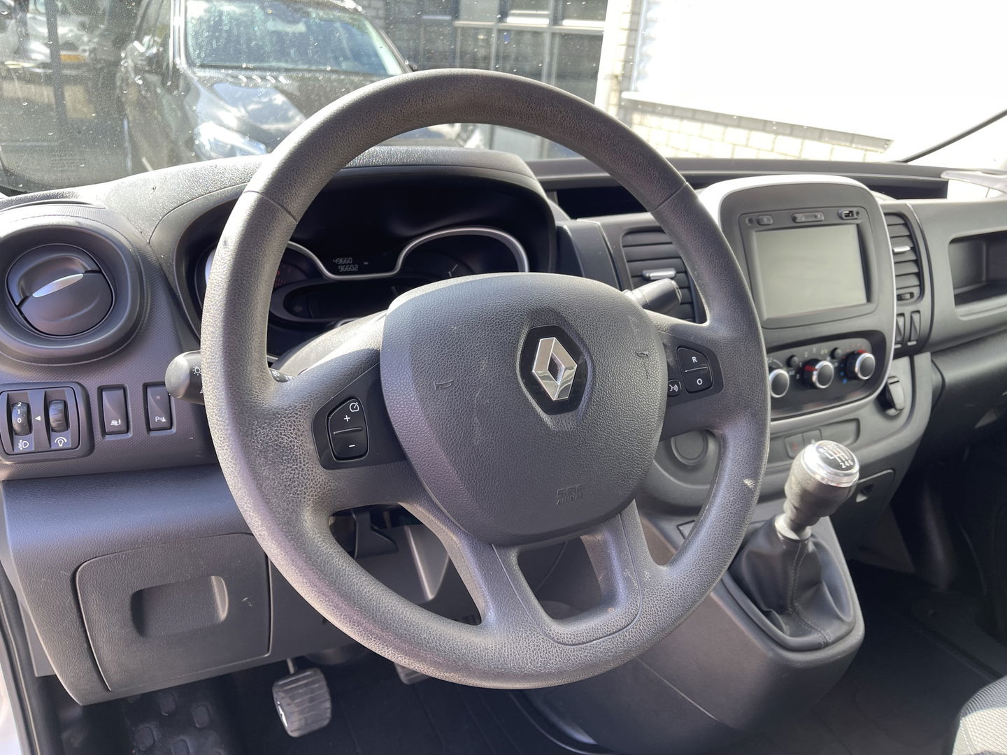 Renault Trafic 2.0 dCi 120pk T29 L2H1 Work Edition / euro 6 / bpm vrij / vaste prijs rijklaar € 20.950 ex / lease vanaf € 342 / airco / cruise / navigatie / trekhaak / imperial / ingerichte laadruimte