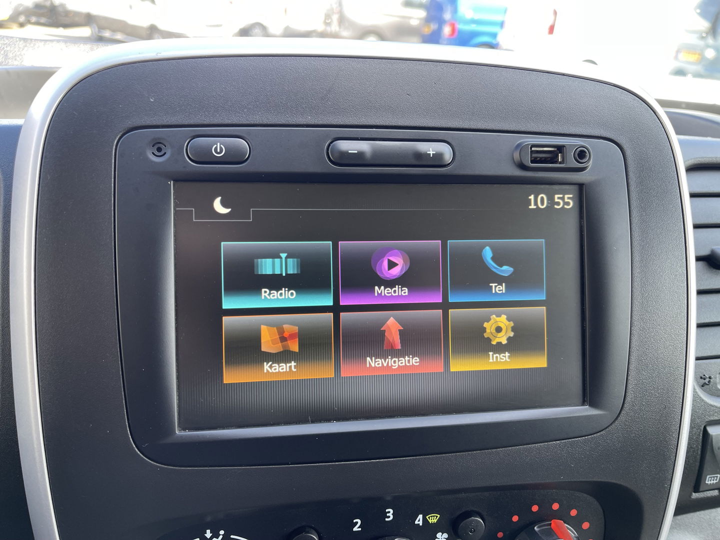 Renault Trafic 2.0 dCi 120pk T29 L2H1 Work Edition / euro 6 / bpm vrij / vaste prijs rijklaar € 20.950 ex / lease vanaf € 342 / airco / cruise / navigatie / trekhaak / imperial / ingerichte laadruimte