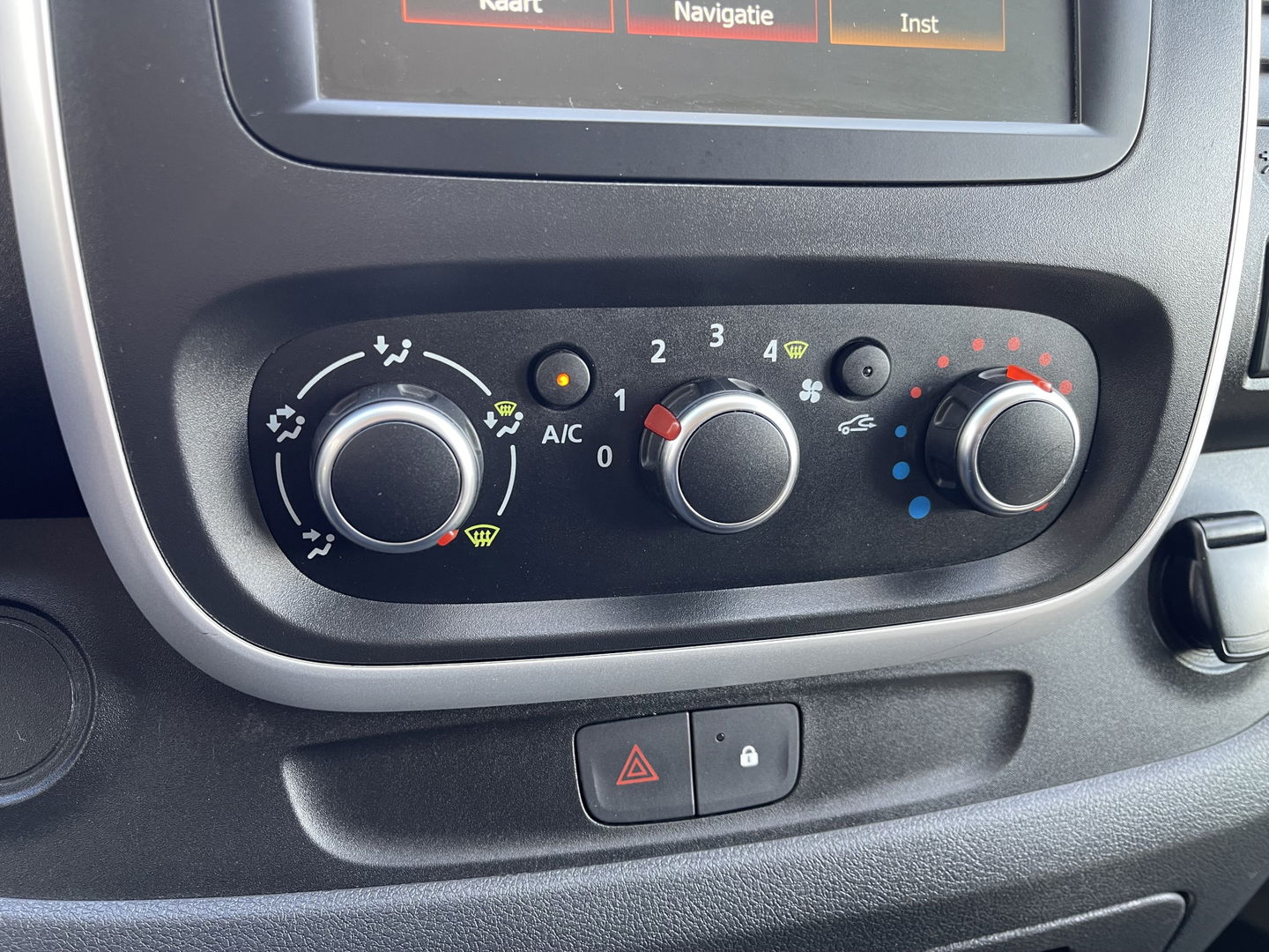 Renault Trafic 2.0 dCi 120pk T29 L2H1 Work Edition / euro 6 / bpm vrij / vaste prijs rijklaar € 20.950 ex / lease vanaf € 342 / airco / cruise / navigatie / trekhaak / imperial / ingerichte laadruimte