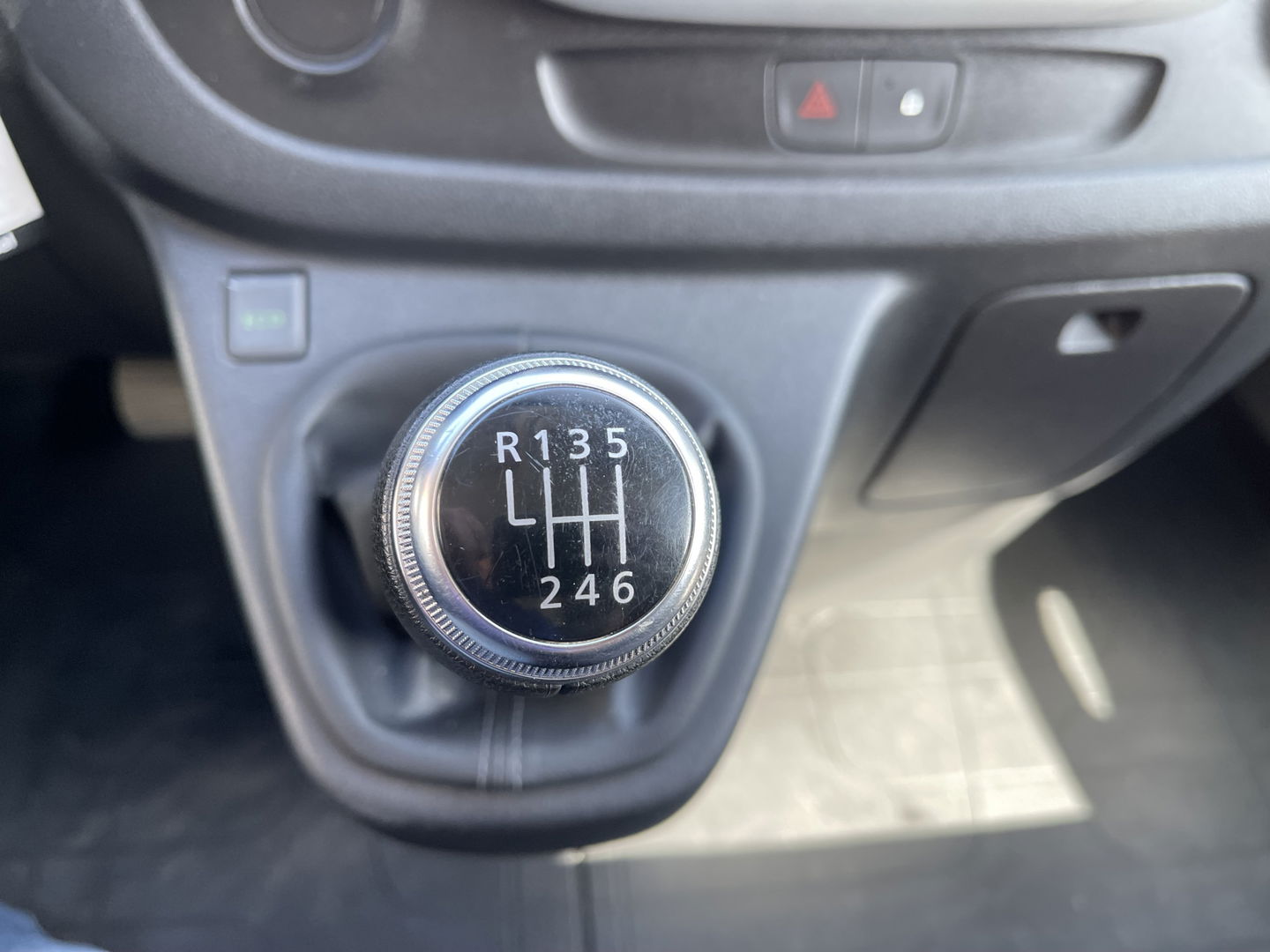 Renault Trafic 2.0 dCi 120pk T29 L2H1 Work Edition / euro 6 / bpm vrij / vaste prijs rijklaar € 20.950 ex / lease vanaf € 342 / airco / cruise / navigatie / trekhaak / imperial / ingerichte laadruimte