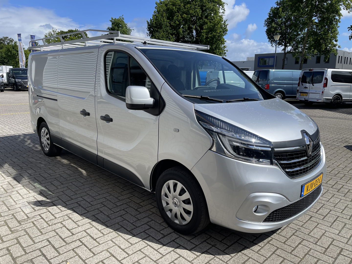 Renault Trafic 2.0 dCi 120pk T29 L2H1 Work Edition / euro 6 / bpm vrij / vaste prijs rijklaar € 20.950 ex / lease vanaf € 342 / airco / cruise / navigatie / trekhaak / imperial / ingerichte laadruimte